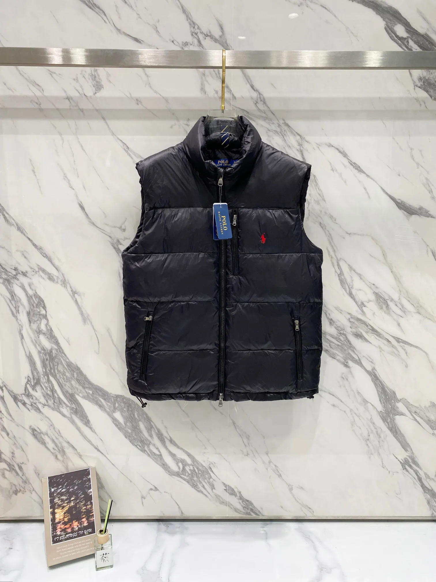 P520 Ralph Lauren/Ralph Lauren Men's Classic Pocket Zipper Waterproof Down Vest [Top Version] - - Accessories: Original tag washable label + electroplated YK zipper logo Customized Ralph Lauren zipper - Full set of accessories - The same style can be used by men and women Color: Black, Navy Blue, Black Glossy